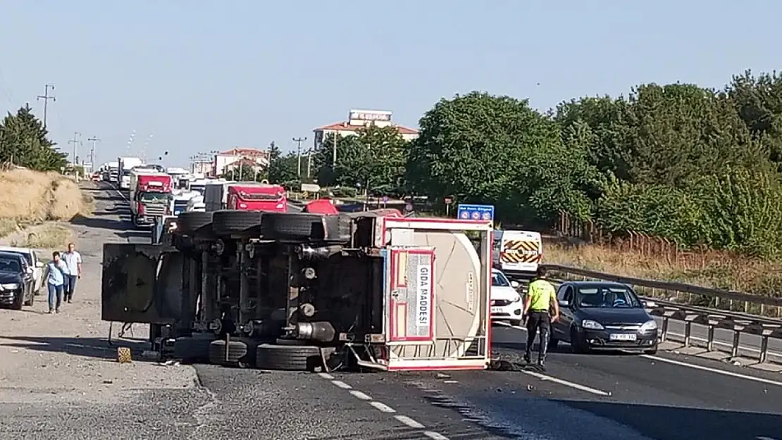 Tanker traktöre çarptı facianın eşiğinden dönüldü