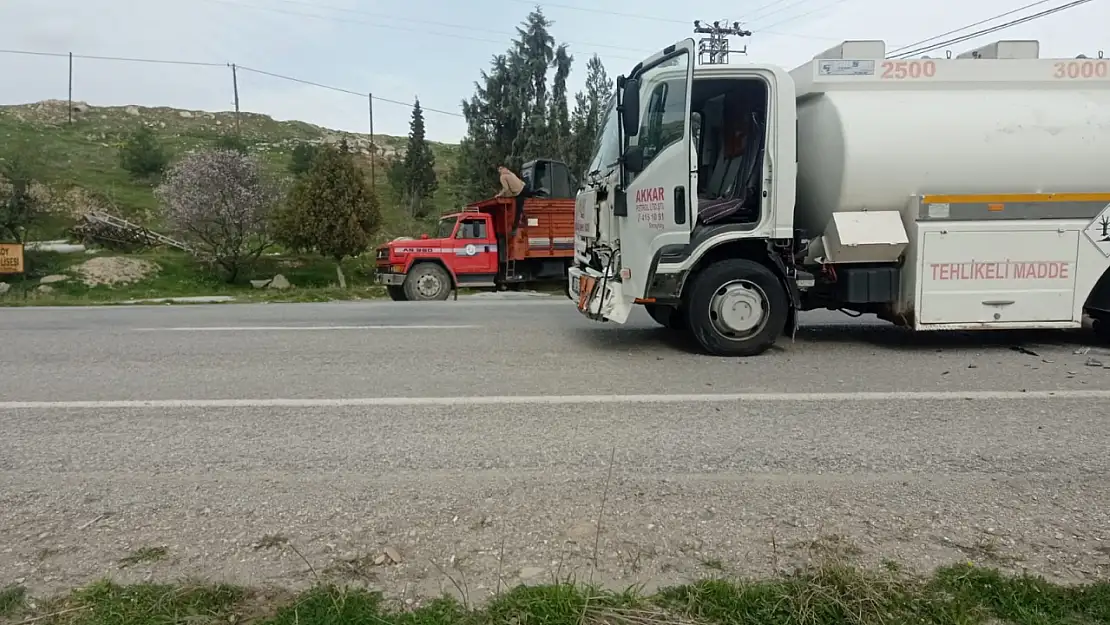 Tankerle çarpışan otomobil sürücüsü yola fırladı