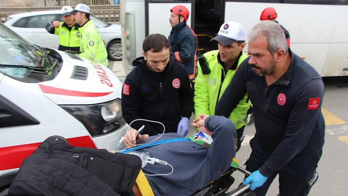 Taraftar midibüsü tıra çarptı, 6 kişi yaralandı