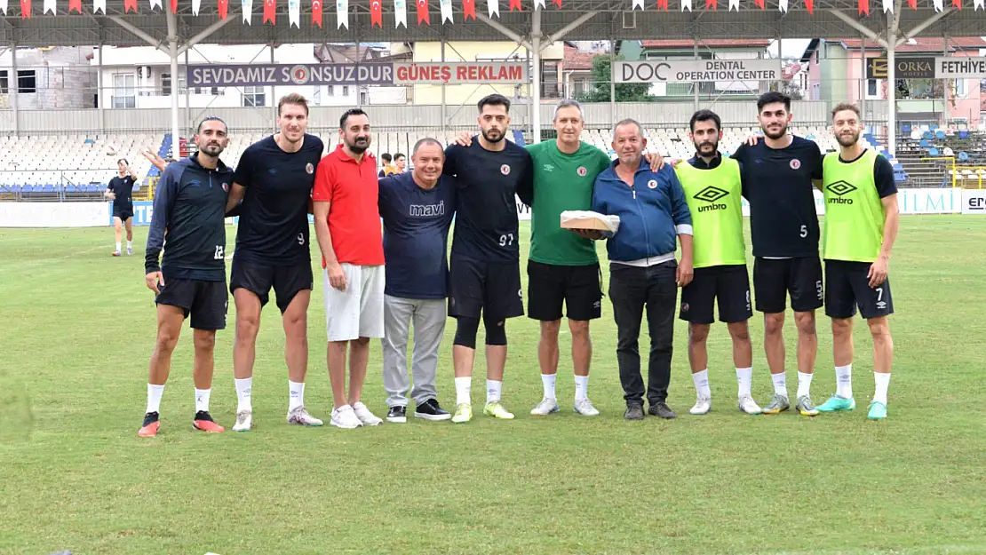 Taraftarlardan Futbolculara Tatlı İkramı