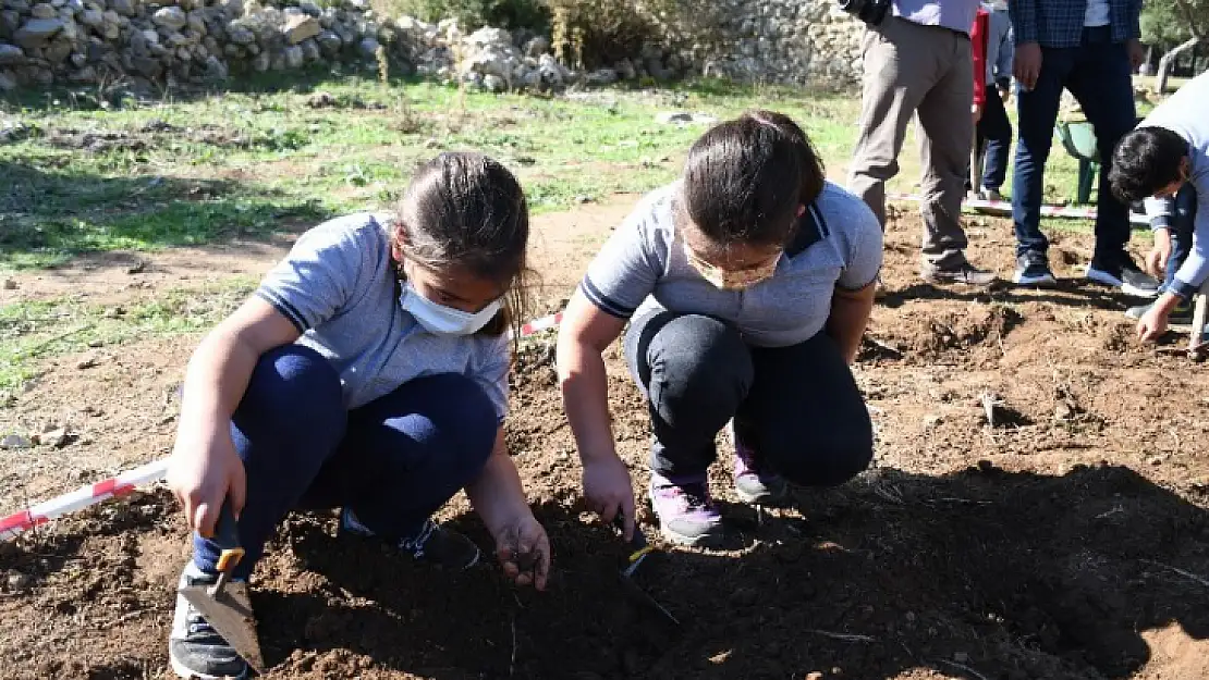 Tarih Hazinesi Beçin Kalesi'nde Öğrenciler Kazı Yaptı