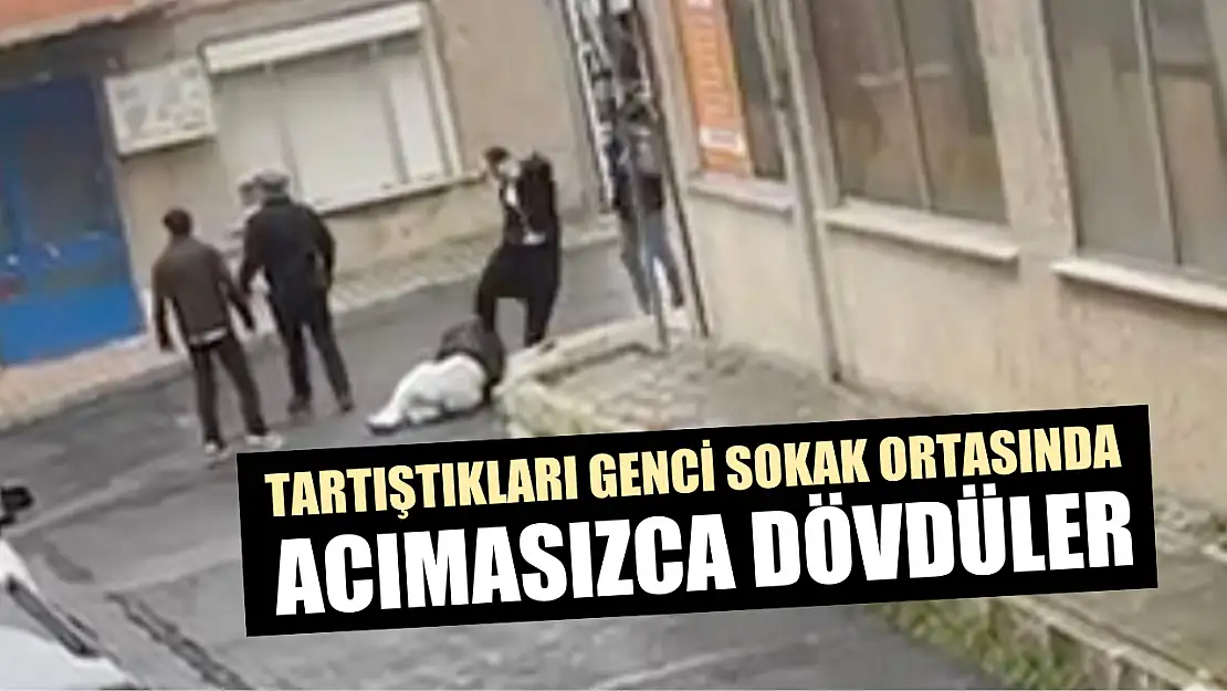 Tartıştıkları genci sokak ortasında acımasızca dövdüler