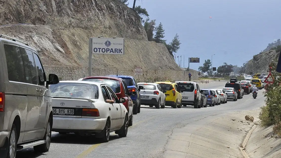 Tatil için Ölüdeniz'i tercih ettiler, trafiği kitlediler