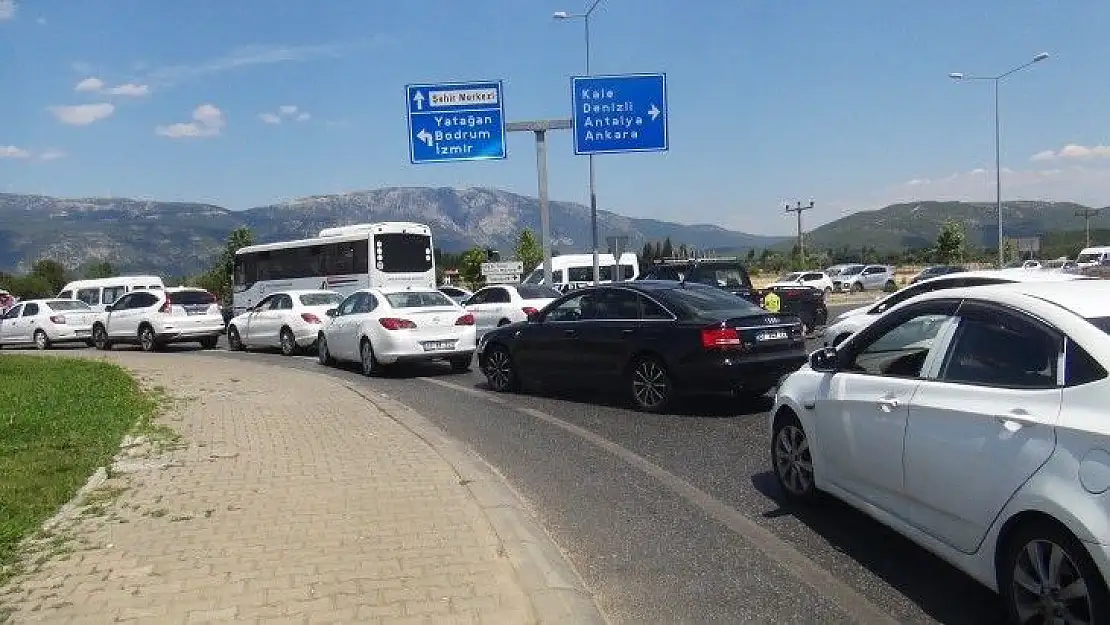 Tatilciler erken geldi, trafik felç oldu