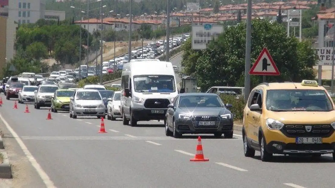 Tatilcilerin dönüş çilesi başladı