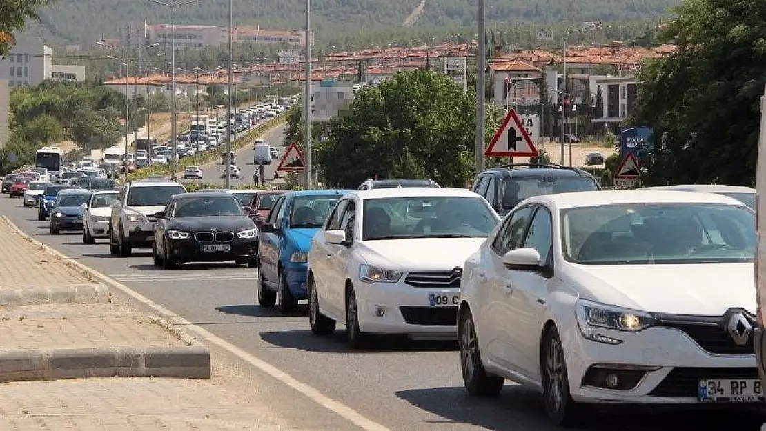 Tatilcilerin dönüş çilesi sürüyor