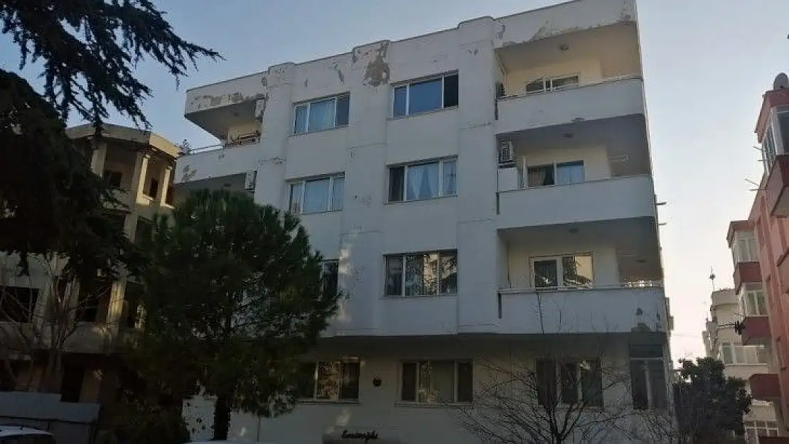 Tavada unutulan yağ apartmanı yakıyordu