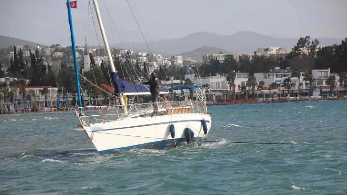 Tekne karaya oturdu, kayıklar su aldı