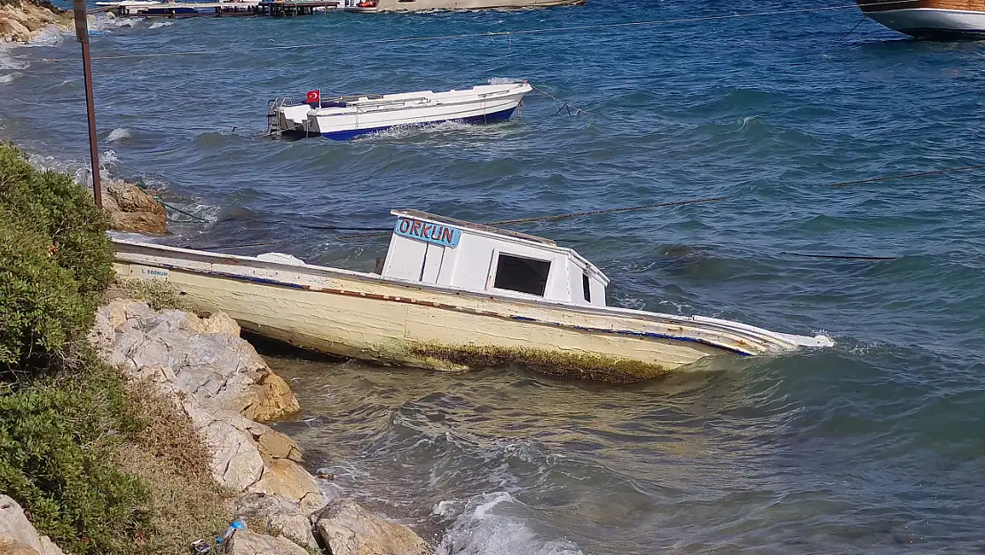 Tekneler kayalıklara vura vura parçalandı