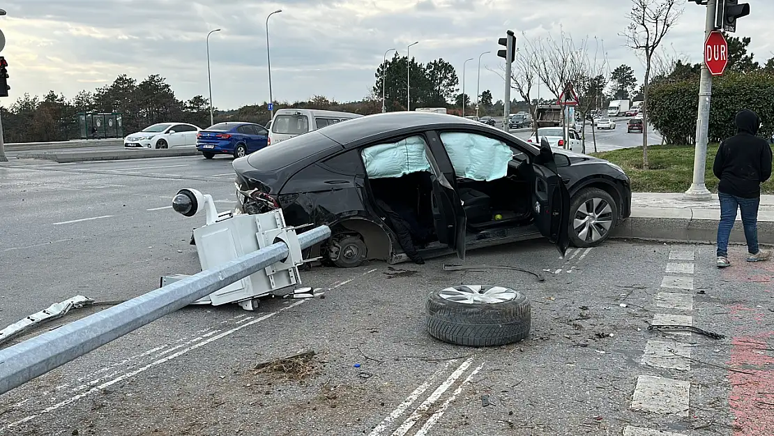 Tesla sürücüsü önce minibüse sonra KGYS direğine çarptı