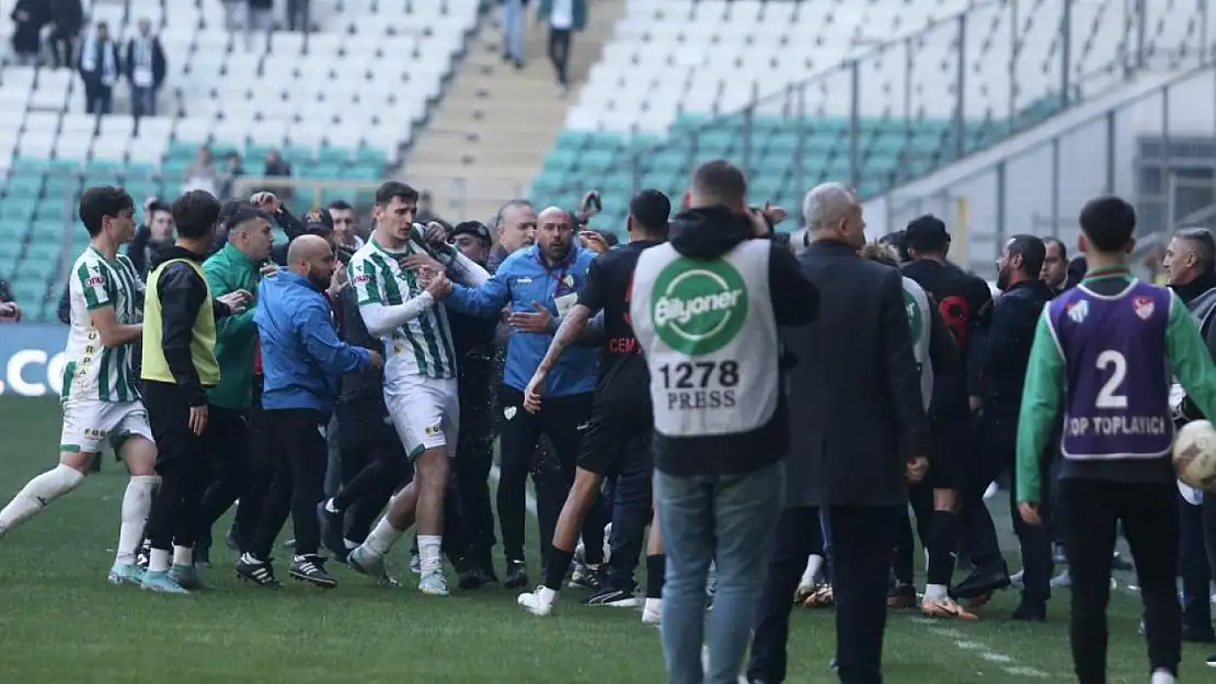 TFF 2.Lig'de ortalık karıştı! Futbolculara men, sahayı kapama cezaları...