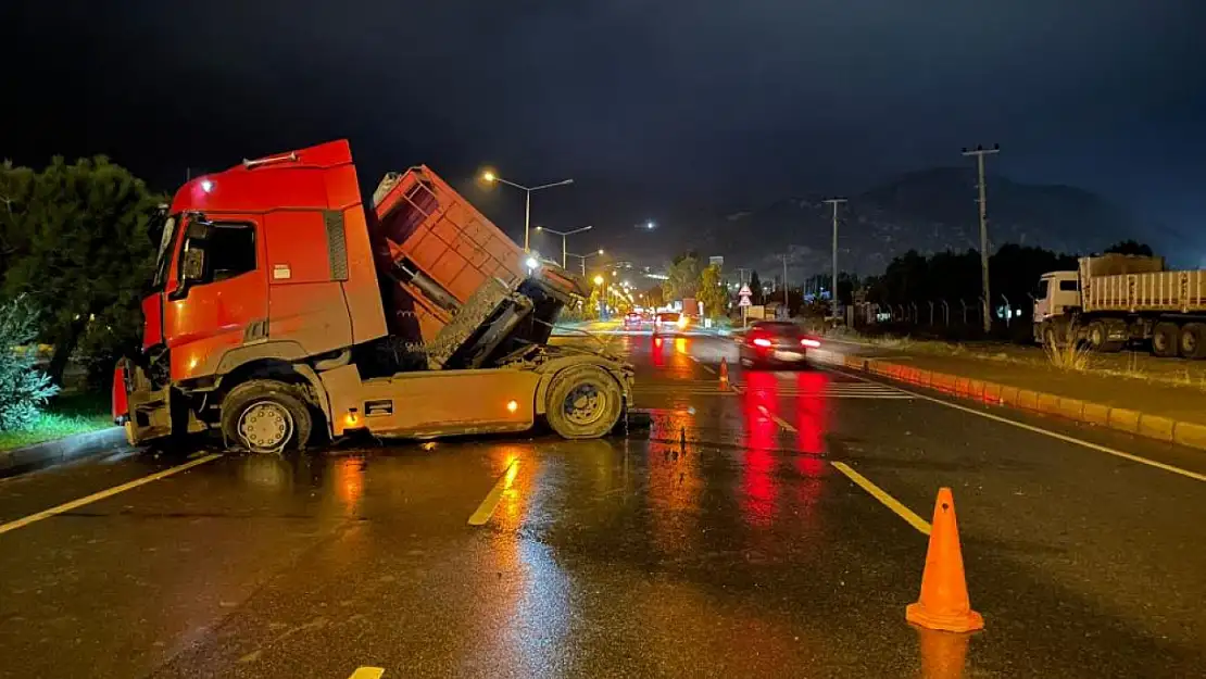 Tır karşı şeride geçip devrildi: 1 yaralı