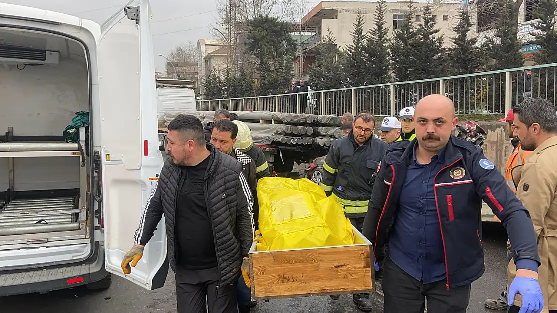 Tırın altına giren otomobil yandı, sürücü öldü