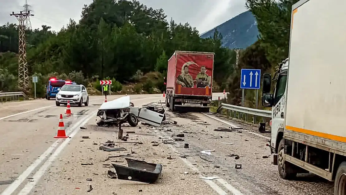 Tırla çarpışan Tofaş ortadan ikiye ayrıldı: 1'i ağır 2 yaralı