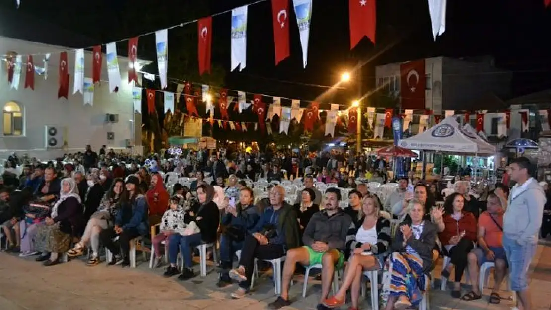 Tiyatro gösterisi ve konserler büyük alkış aldı