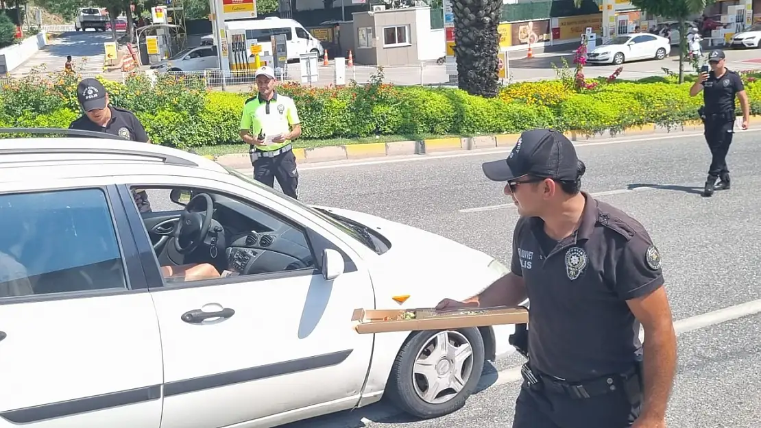 Trafik Ekipleri Sürücülerin Bayramını Kutlayıp Broşür Dağıttı