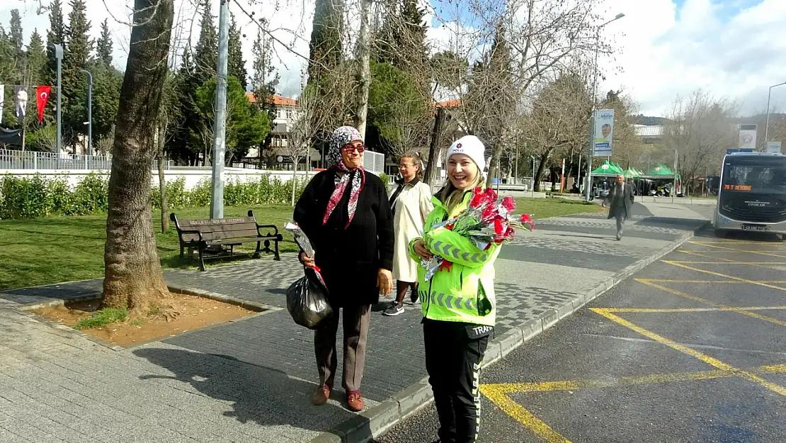 Trafik ekiplerinden kadın sürücülere jest