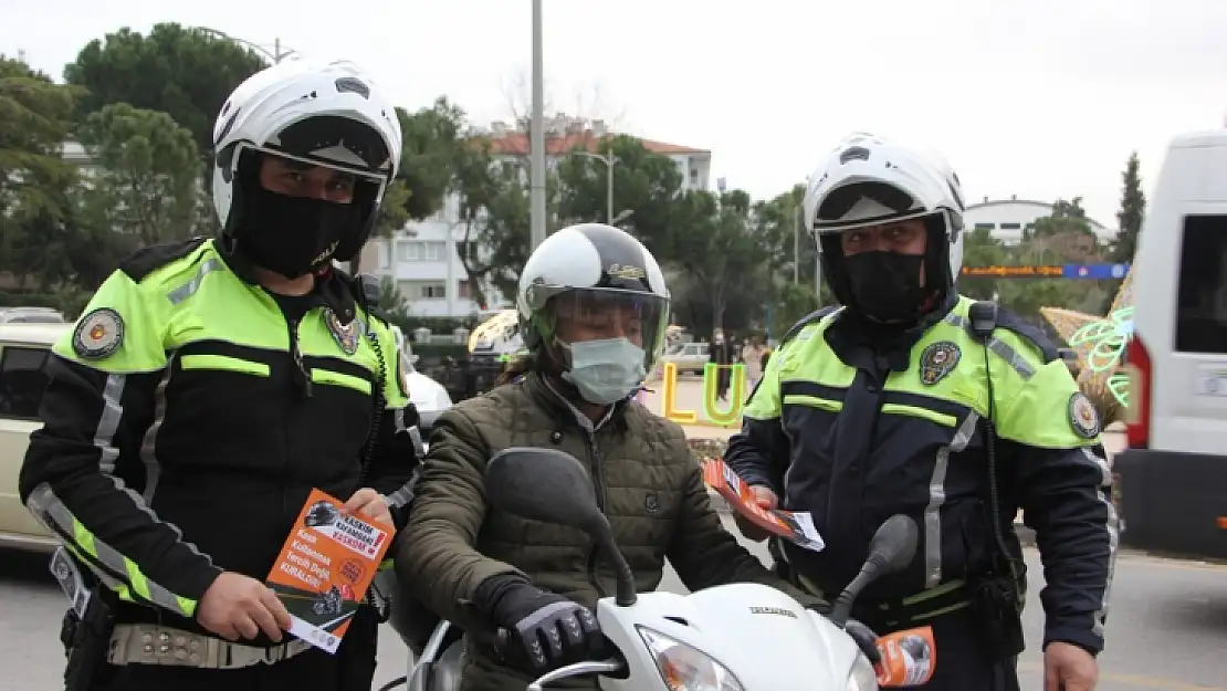 Trafik polislerinden sürücülere bilgi broşürü