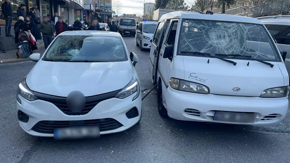 Trafikte tartışmanın ardından birbirlerine balyozla saldıran sürücüler yakalandı