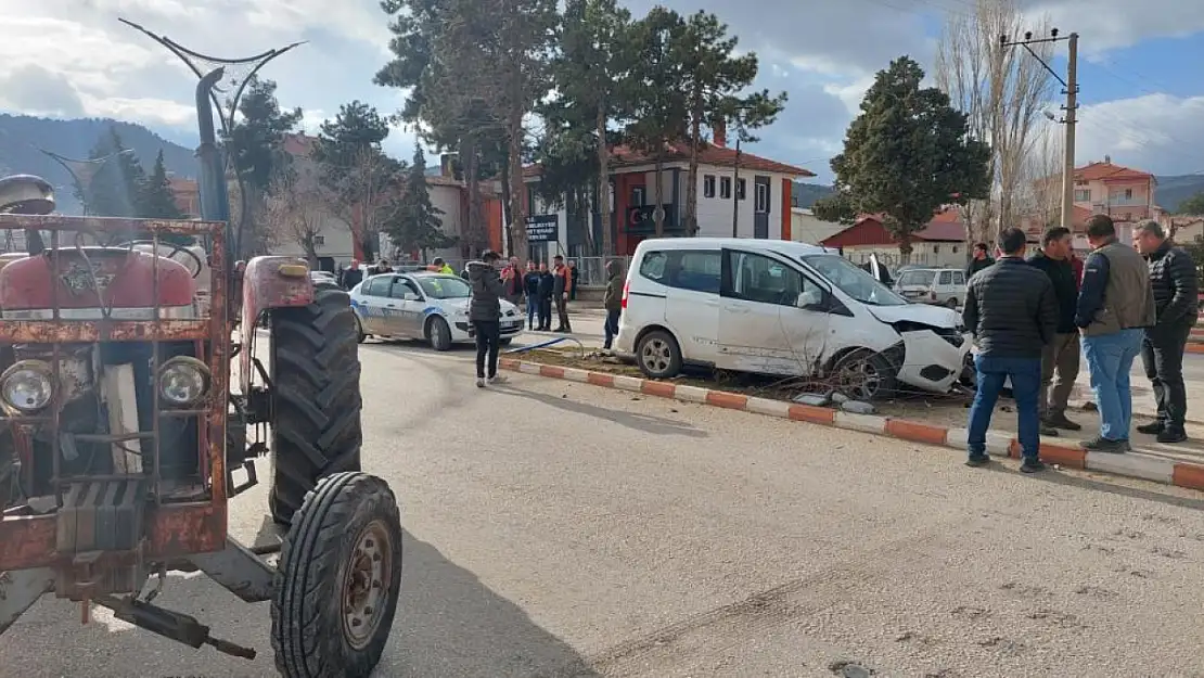 Traktör ile hafif ticari araç çarpıştı, 1 yaralı