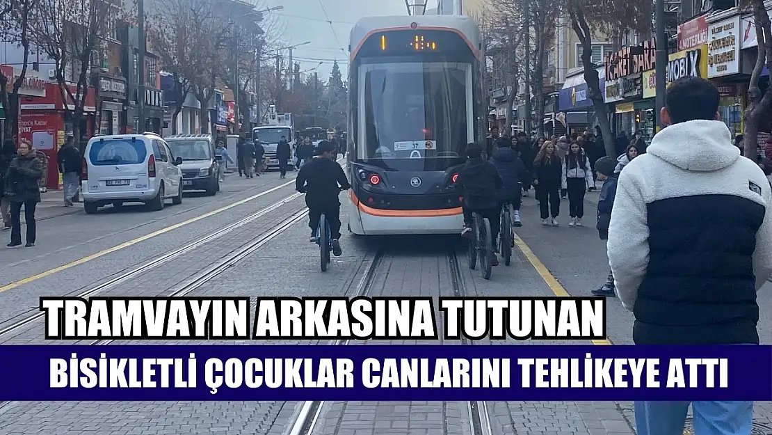 Tramvayın arkasına tutunan bisikletli çocuklar canlarını tehlikeye attı