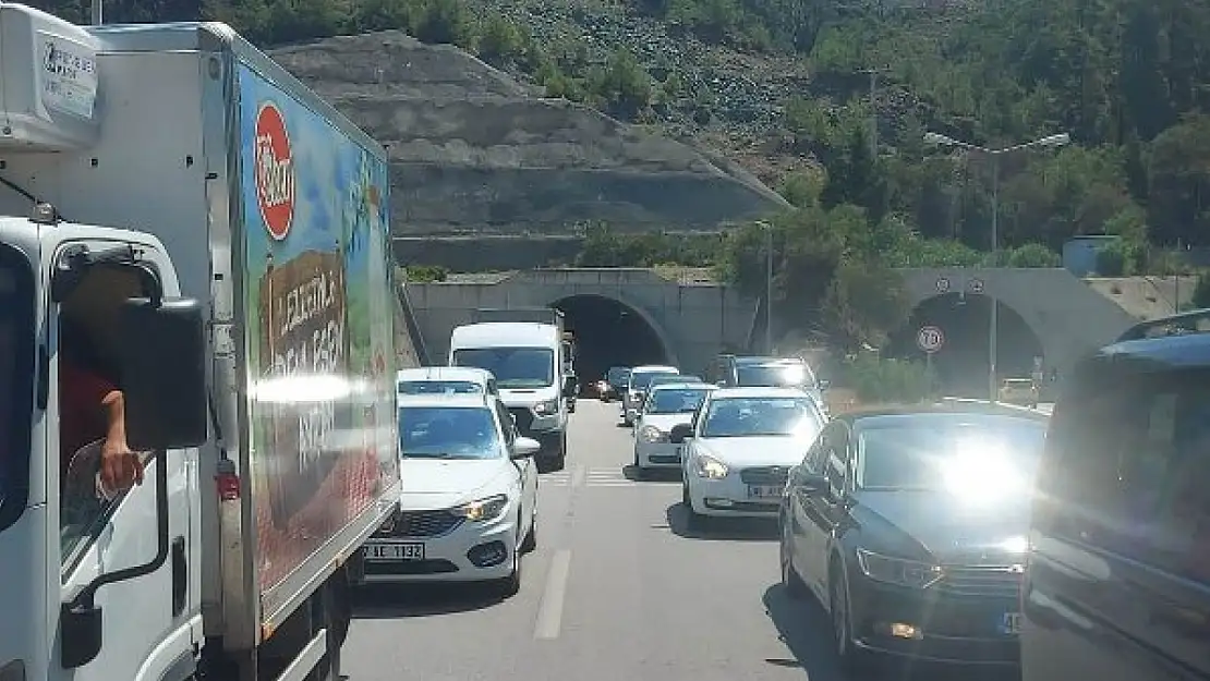 Tünel'de Trafik Felç Oldu