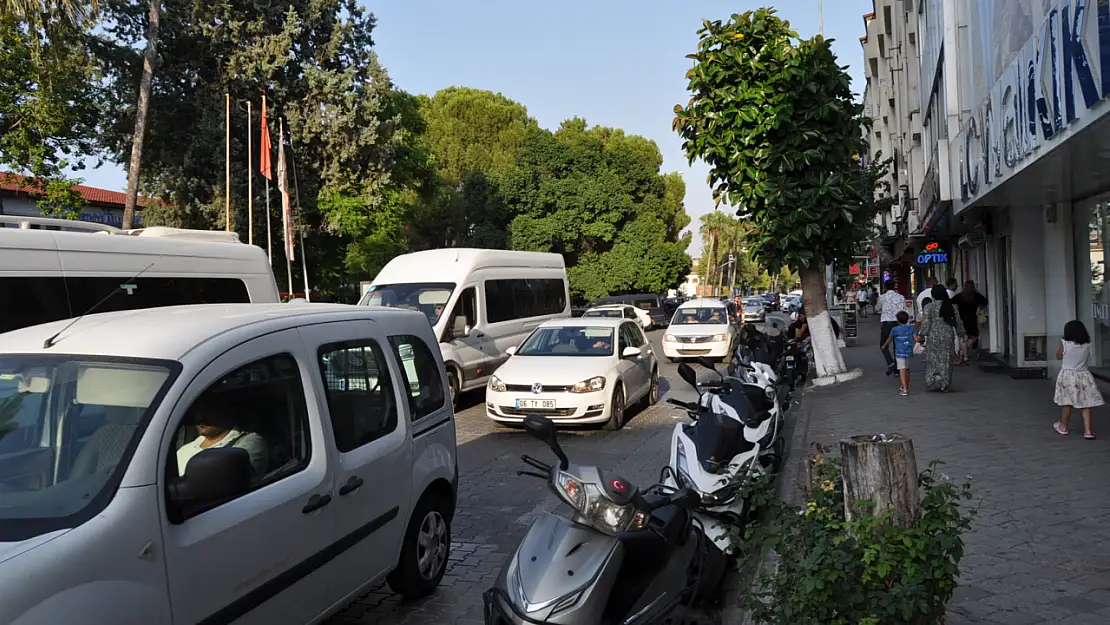 Tur Araçları Trafiği Kilitledi