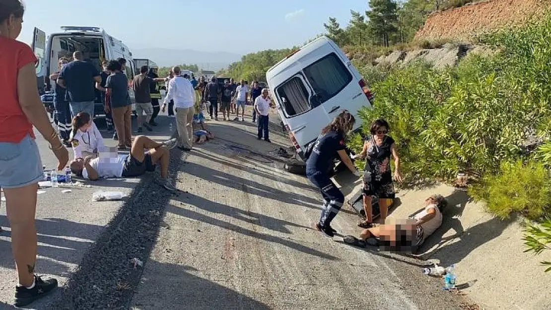 TUR OTOBÜSÜ KAZA YAPTI: 1'İ AĞIR 10 YARALI