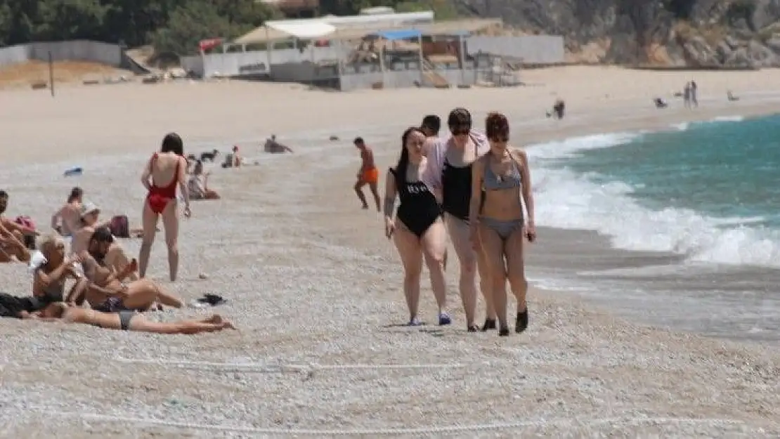 Turistler denizin tadını çıkardı