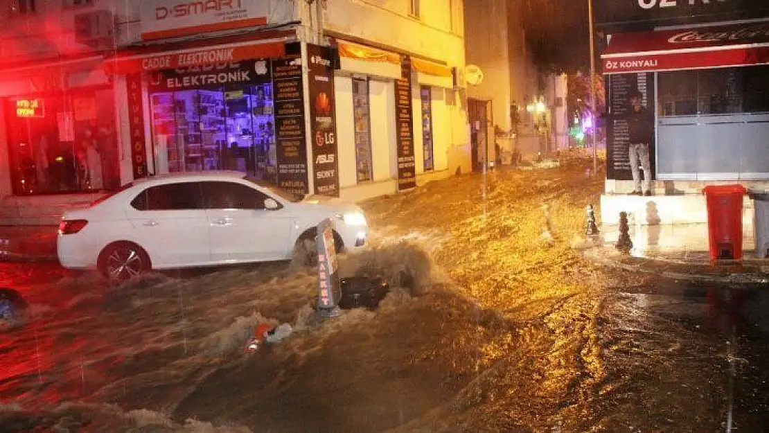 Turizm cenneti Bodrum'da caddeler sokaklar göle döndü, ekipler teyakkuza geçti