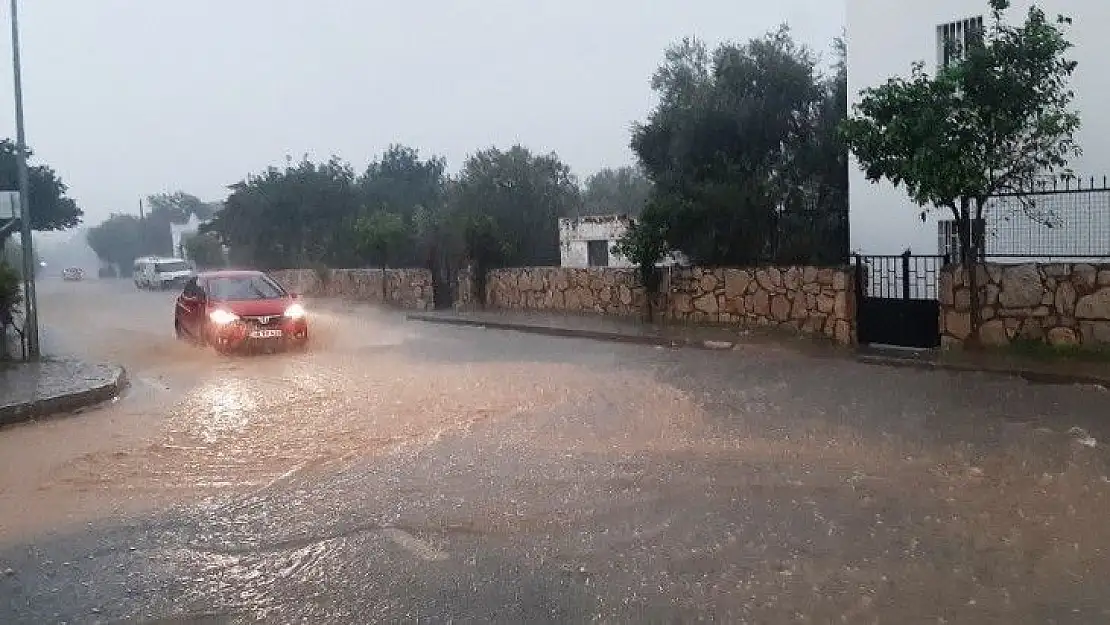 Turizm cenneti Bodrum'u sağanak vurdu