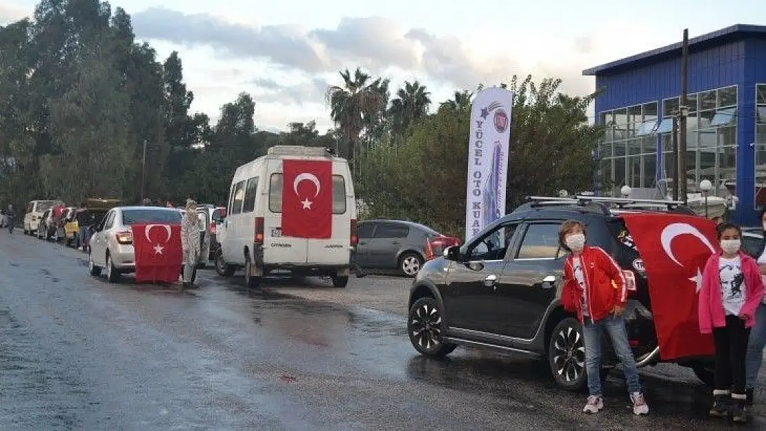 TÜRK BAYRAKLARI İLE ŞEHİR TURU ATTILAR