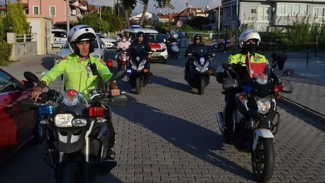 Türk bayrakları ile şehir turu attılar