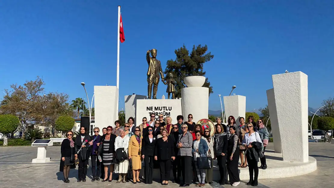 TÜRK KADINLAR BİRLİĞİ'NDEN ÇELENK TÖRENİ