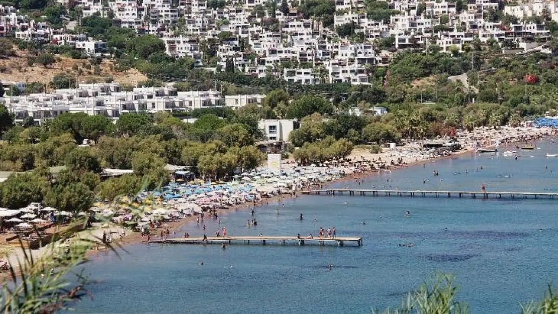 Türkiye'nin en temiz koylarından Kargı'da denizin, güneşin tadını doyasıya çıkarıyorlar