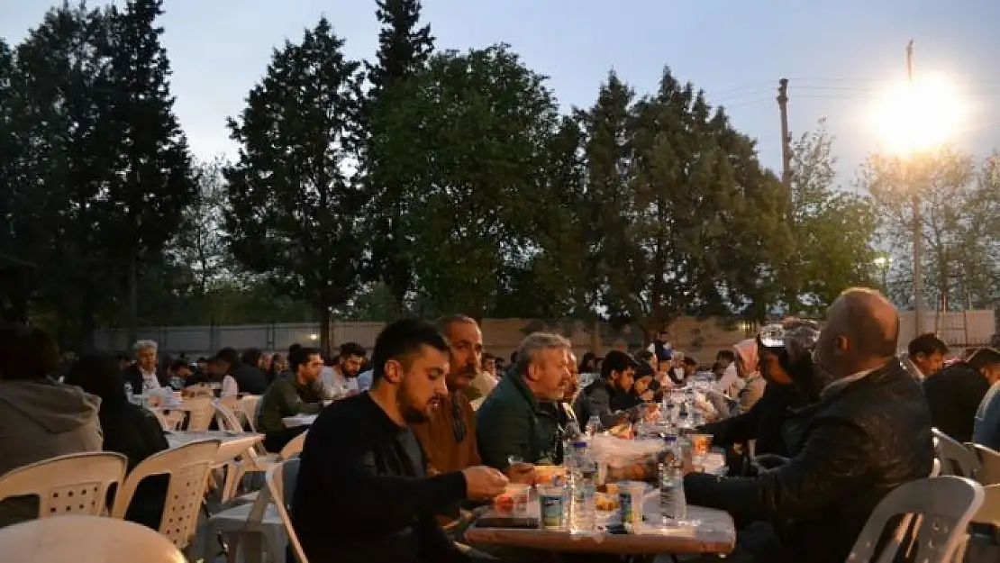 Ülkü Ocakları'ndan iftar yemeği