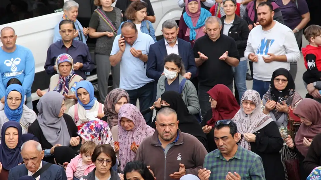 Umreye Giden Vatandaşlar Dualar Eşliğinde Uğurlandı