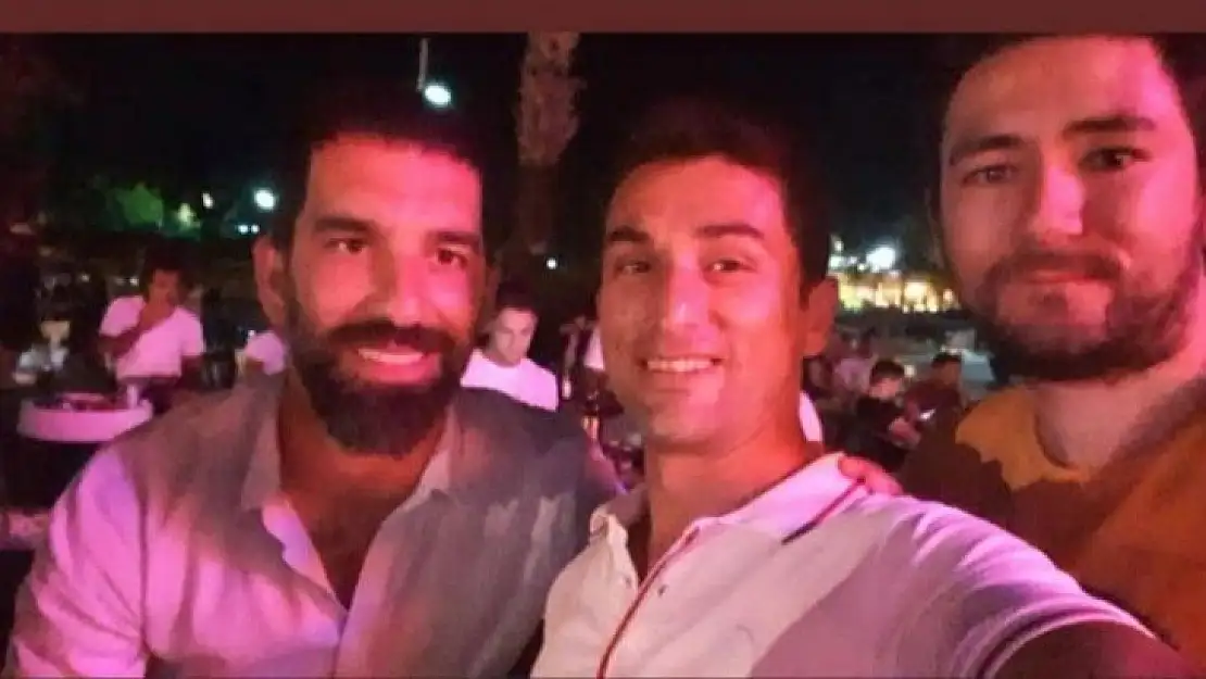 Ünlü futbolcu Arda Turan Marmaris'te hayranlarının fotoğraf istediğini kırmadı