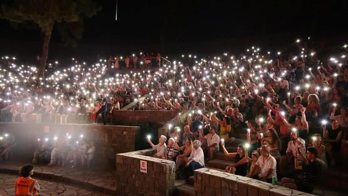 Ünlü sanatçı Marmaris'i coşturdu