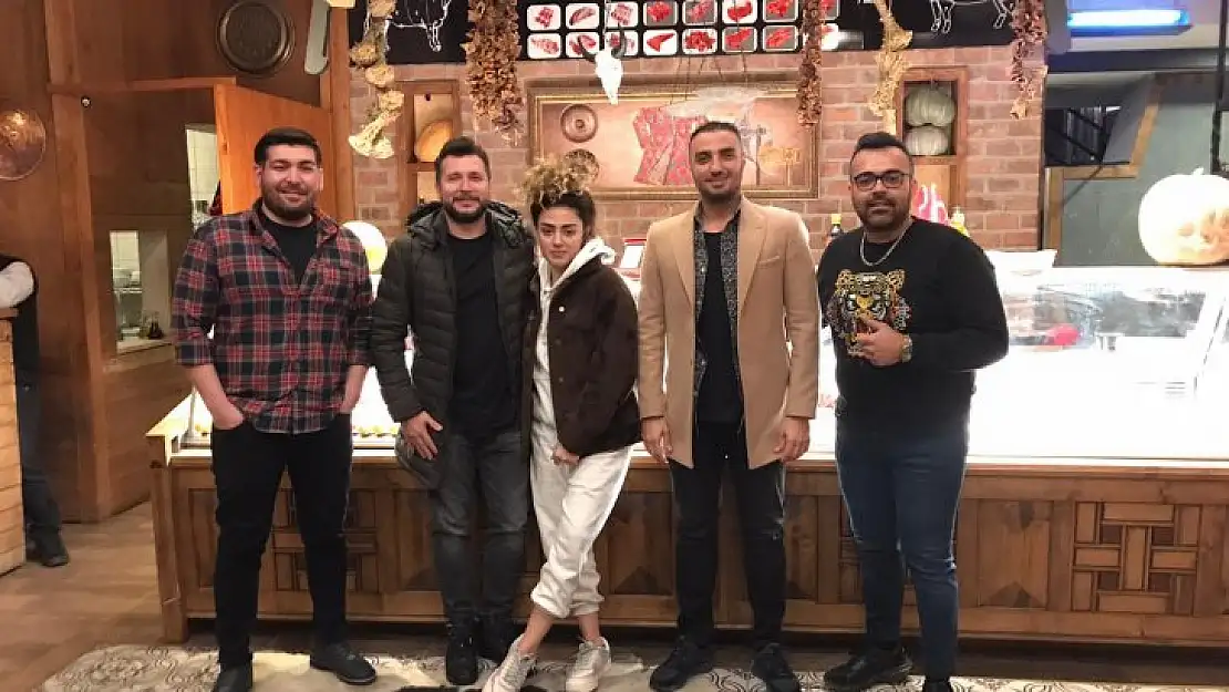 Ünlü sevgililer, Karacabey Et Restorandı çok beğendi