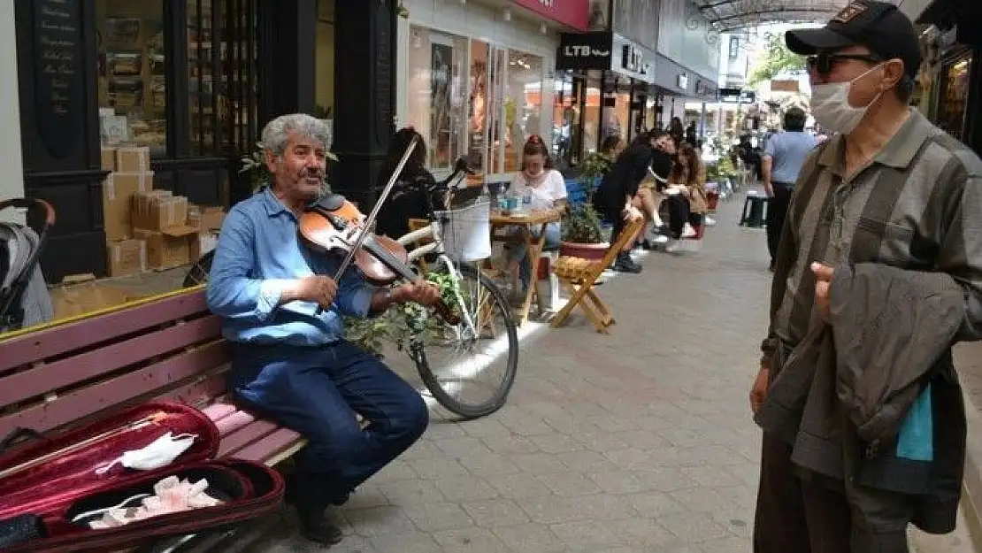 Urfalı Ahmet, ekmeğini kemanından çıkartıyor