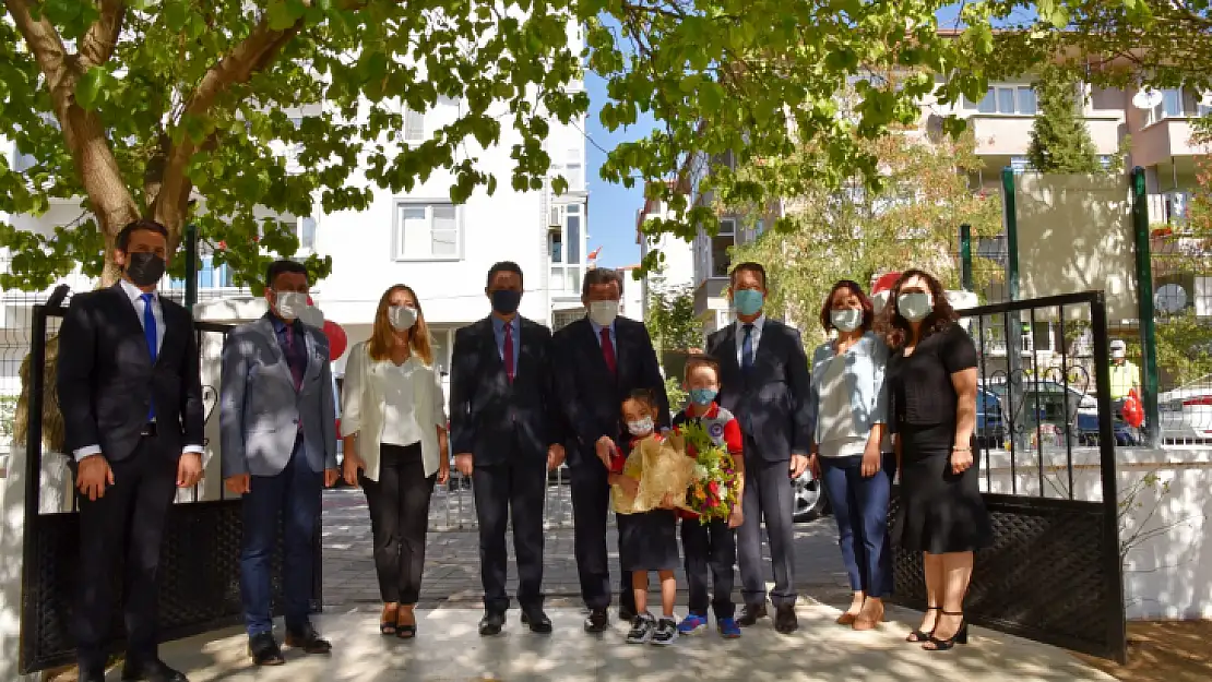 Vali Orhan Tavlı, okulun ilk gününde öğrencileri yalnız bırakmadı