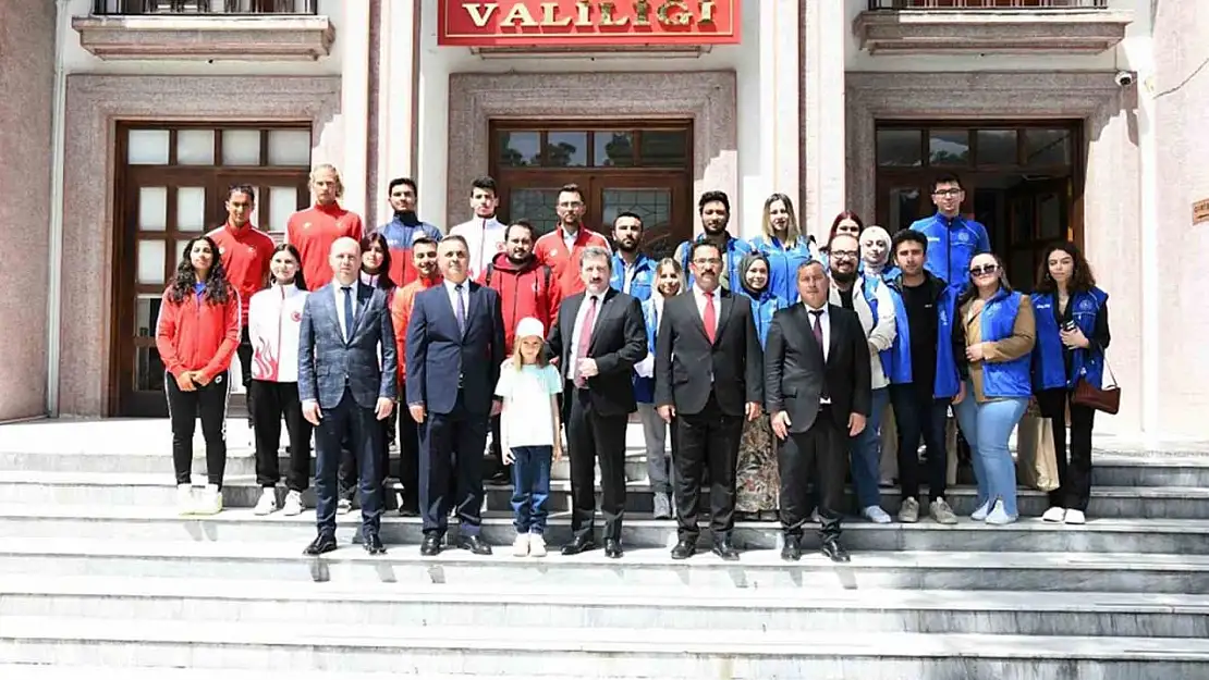 Vali Tavlı, şampiyon sporcu ve gönüllü gençlerle bir araya geldi