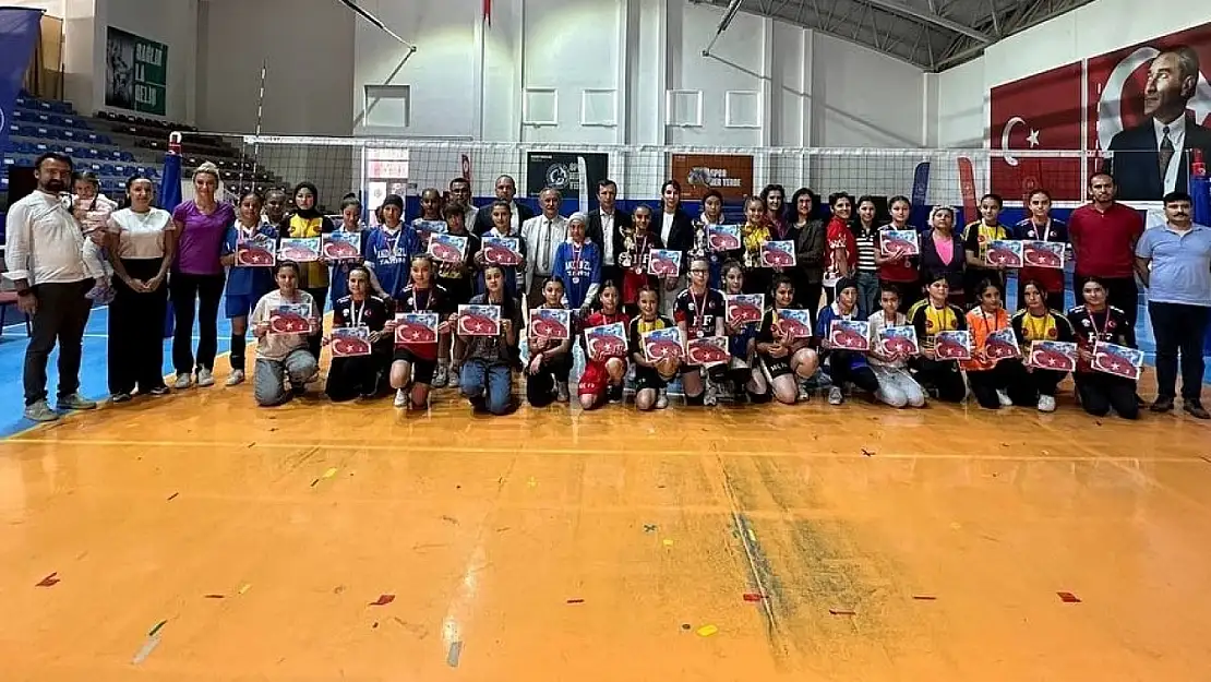 Voleybol turnuvası şampiyonları belli oldu