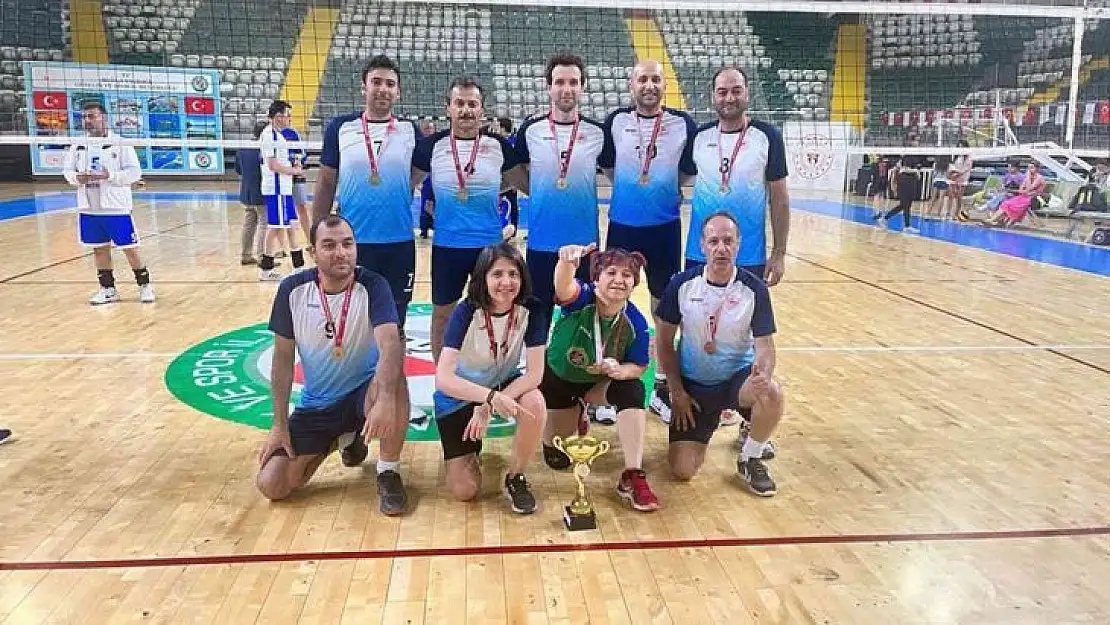 Voleybol turnuvasının şampiyonu Çevre, Şehircilik Müdürlüğü