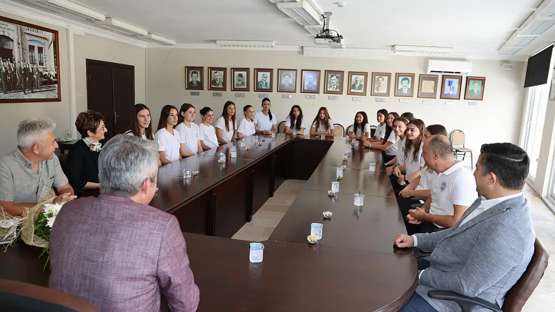 Voleybolculardan Belediye Başkanı Mehmet Oktay'a Ziyaret