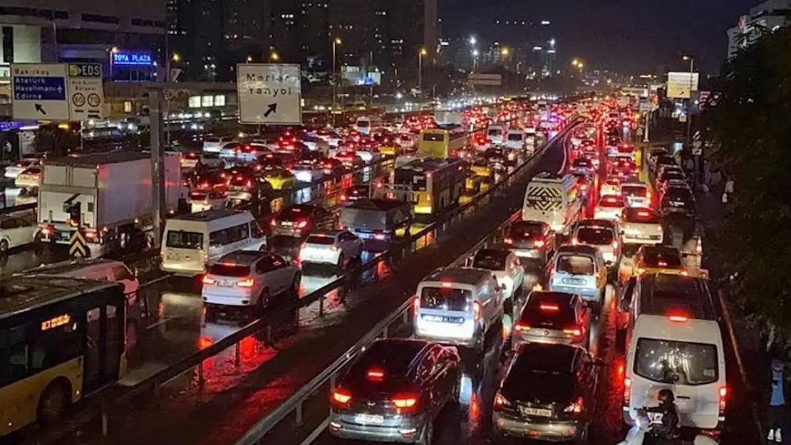Yağışlar İstanbul'da hayatı durdurdu: Trafik yüzde 90 seviyelerine ulaştı