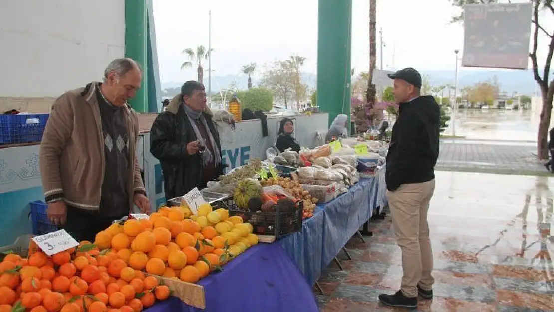 Yağmur çamur demeden satışlarına devam ediyorlar