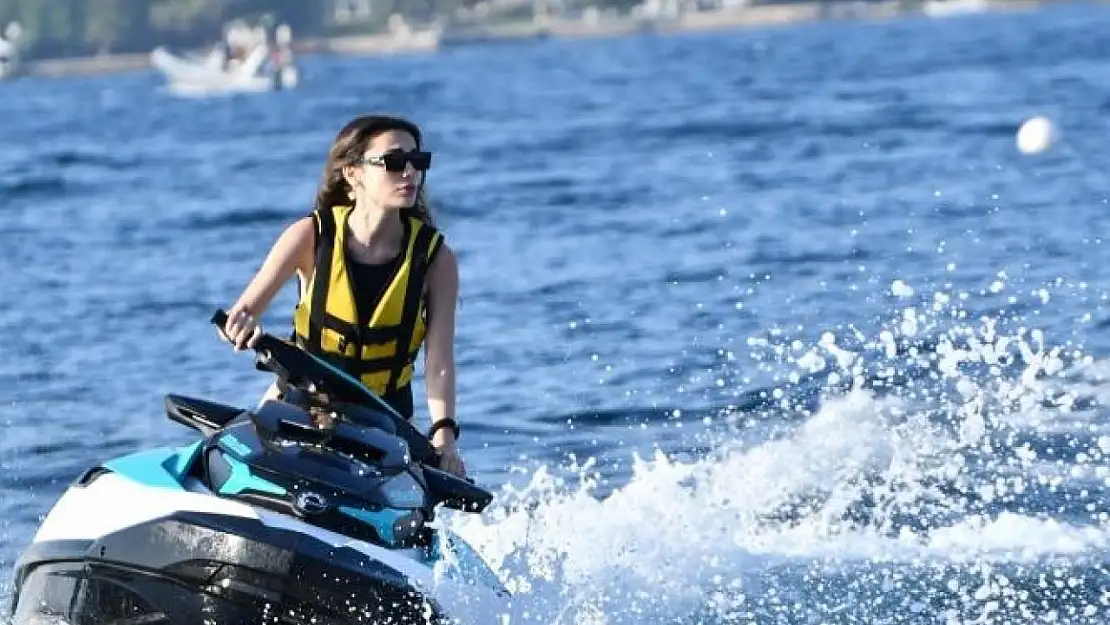 Yağmur'un jet-ski şovu