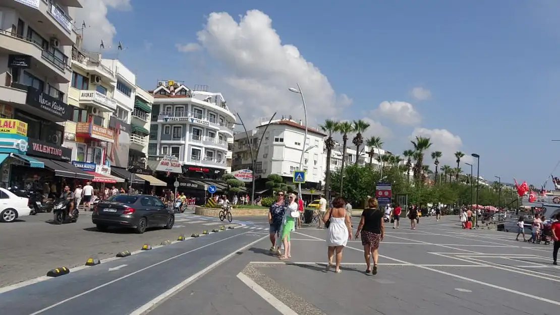 Yağmurlu havanın ardından turistler çarşıya akın etti